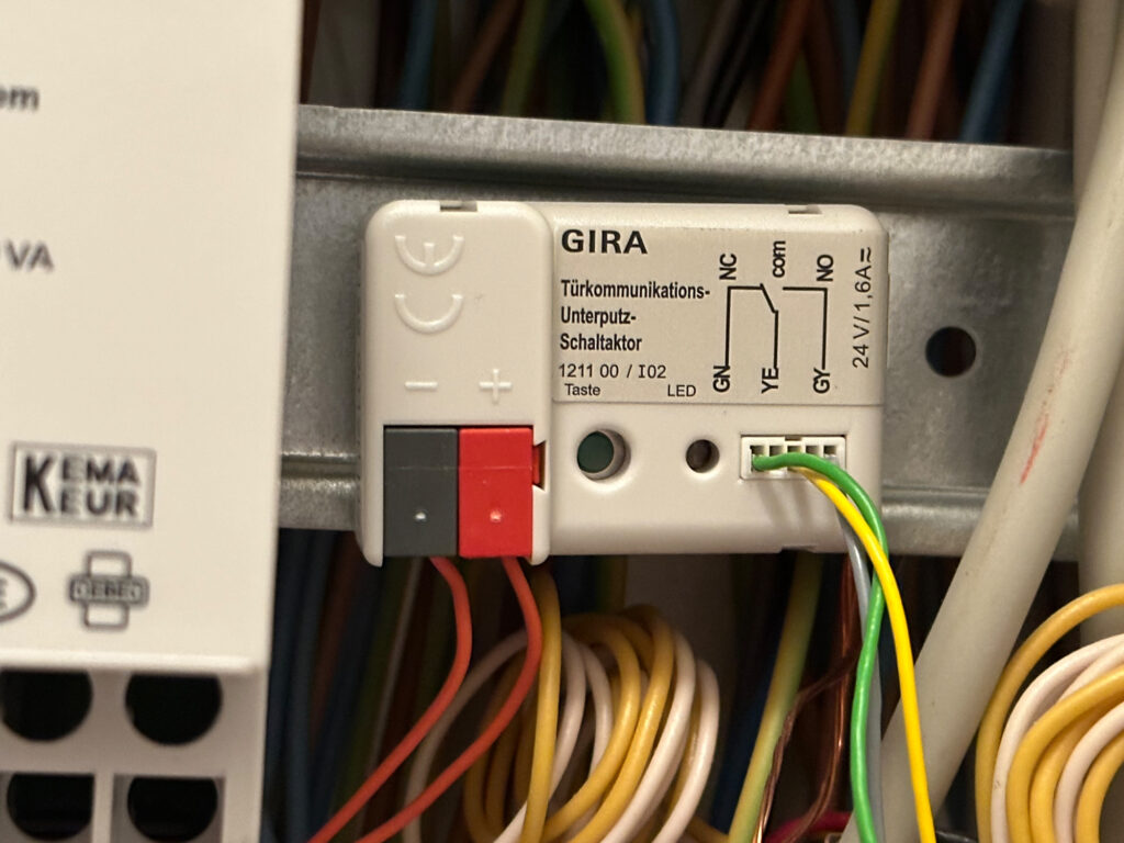 Unsere Audio-Video-Türklingel läuft über ein GIRA-TKS-Gateway, das wegen der geschlossenen GIRA-Bus-Kommunikation nicht so einfach anzuzapfen ist. Da ich trotzdem gerne eine Benachrichtigung bekommen möchte, wenn es klingelt, zeige ich dir im Folgenden eine einfache Möglichkeit, das Klingelsignal in dein Smart-Home-System zu integrieren.